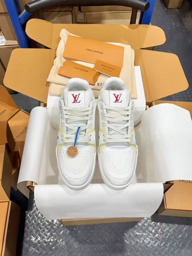 Lv Trainer 限定系列休闲运动篮球鞋 滑板鞋 男码 顶级代购版本 颜值担当 上脚帅炸，每个颜色都是巨巨巨好看！潮人必备单品 原版订制压纹粒面小牛皮 非市