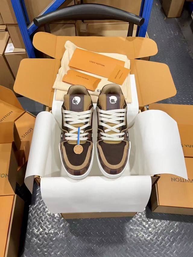 Lv Trainer 限定系列休闲运动篮球鞋 滑板鞋 男码 顶级代购版本 颜值担当 上脚帅炸，每个颜色都是巨巨巨好看！潮人必备单品 原版订制压纹粒面小牛皮 非市