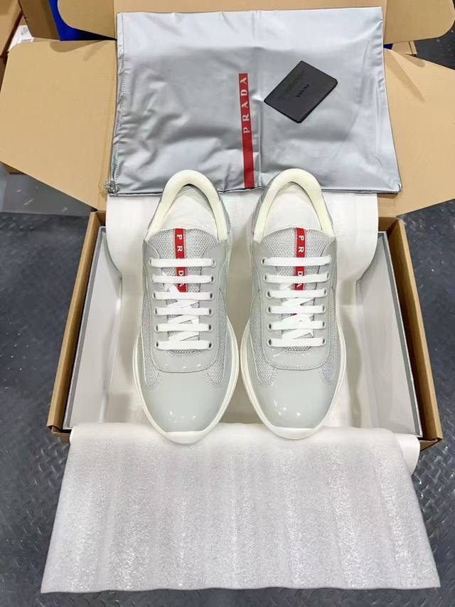 Prada 普拉达 25Ss 春夏火爆 Prada AmerⅰCa`S Cup 运动鞋 休闲鞋 代购级莞货 一一一一一一一一一 这款漆皮面运动鞋内嵌BⅰKe织带