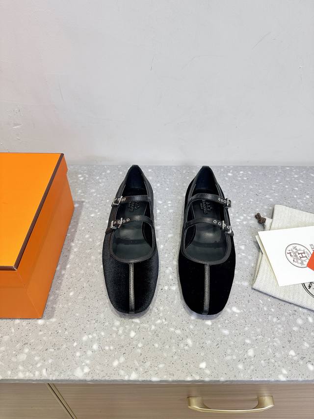 东莞货 配官网同步飞机盒包装 爱马仕 Hermes 25Ss春夏新款 猫跟 玛丽珍鞋 无疑是近年来爆火 的鞋子， 与鞋身形成低调的撞色感，造型简约又富有高级复古