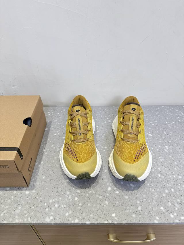 Salomon 萨洛蒙 第三代 Aero Glide 3 Grvl 鞋面：Grvl版本编织更加紧密、外侧的压胶也有防污防泼水的功效、透气性很好 鞋头和中足较宽、