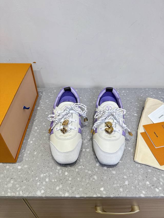 扣子+20 Louis Vuitton 路易威登 25Ss春夏新款 芭蕾运动鞋 德训鞋 休闲 球鞋 这款Lv Sneakerina 芭蕾风运动鞋以丝滑绒面牛皮革
