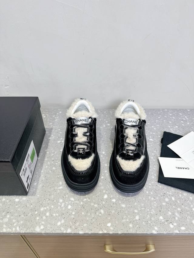 Chanel 小香 25Ss秋冬新款 复古 厚底 休闲鞋 运动鞋 专柜断货王 各大博主社交日推款 这季新款简直闭眼入，上脚狂好看，率性的休闲运动风，飒爽又自然，