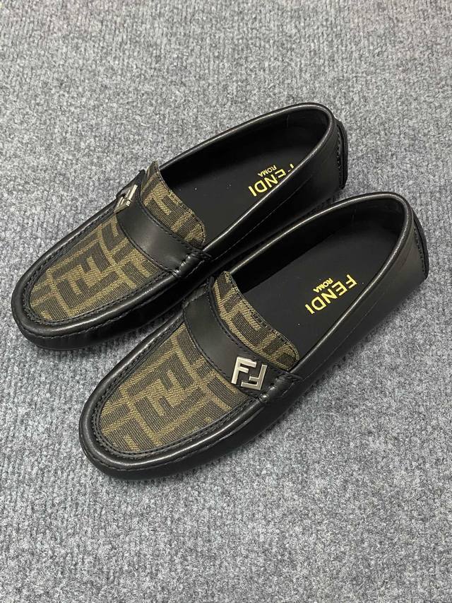 Fendi 顶级 -Size ：39-44 38.45.46可订做 2025 芬迪春夏专柜Gloria系列款原厂特供皮料生产 原版楦型。以遍布鞋面的Monogr
