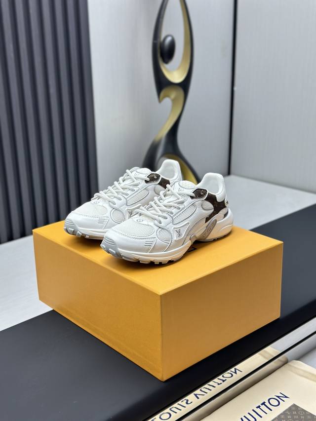 工厂P直销 顶级版本 Lv-路易威登-经典走秀新款 原版1：1开发复刻！！上脚非常舒适 奢侈用料，做工精细，中底印有欧洲制造英文字母 鞋面由意大利进口小牛皮拼接