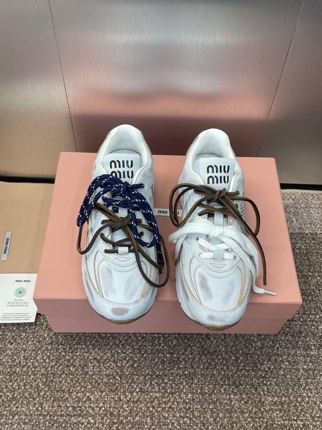 工厂P价P Miumiu 2025春夏走秀新款运动跑鞋 缪缪明星同款厚底系带休闲时尚拼色做旧擦色老爹鞋 市面顶级高端版本 材质:鞋面进口小牛皮 环保透气网眼布+