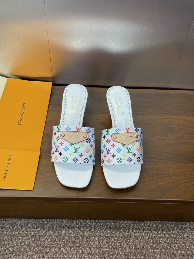 Louis Vuitton 2025春夏新款樱桃跟果冻色女鞋 Lv 字母Logo五金铆钉皮扣方头拼色凉拖鞋 材质：鞋面进口环保透气老花牛皮+水染羊皮内里+意大利
