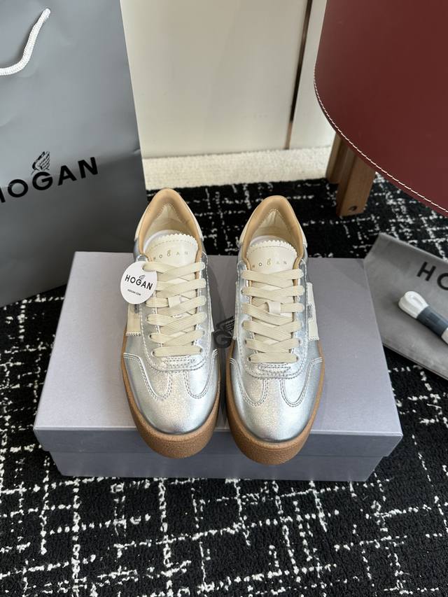 代购级 最新款 Hogan 厚底饼干鞋， New最新款来喽！，饼干鞋系列终于出金属配色啦 鞋面麂皮拼接了小牛皮的，兼顾了透气性与耐磨性超级适合夏天穿着 鞋头也做