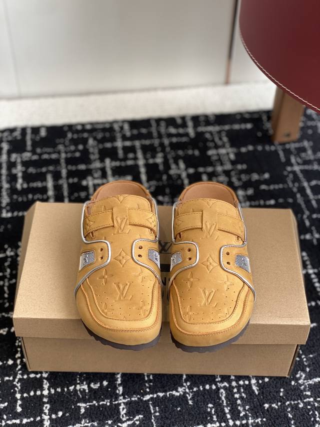 代购级 Birkenstock X 联名Lv 情侣款 系列 这两个品牌刚出联名我就心动了 代购找很久才买到货，真的一鞋难求，真的超级好看，姐妹们给我冲 Size