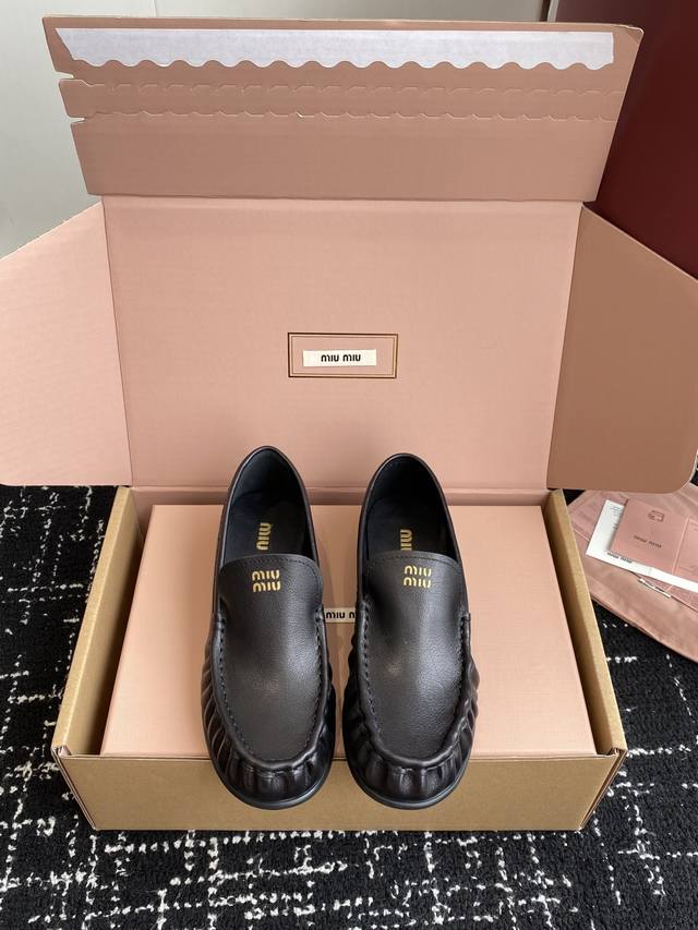 代购级 官网同步盒包装 Miumiu 25Ss 秋冬最新走秀款 乐福鞋 超多明星网红种草 秀款出镜率超高的单品 这几年老钱风穿搭超级 这款乐福鞋也不例外 简约的