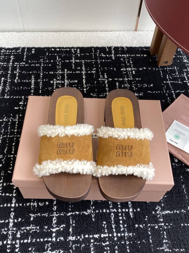 代购级 Miu Miu 25Ss秋冬新款 羊毛拖鞋 鞋Miumiu秀场适当独一无二的擦色工艺工艺来自Miu Miu系列的细节特写 新季的潮流要素一此刻挚爱的概念
