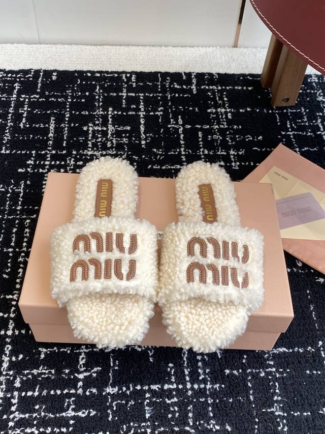 代购级 Miu Miu 25Ss 秋冬新品毛拖～ 秋冬新宠 百搭时髦单品！ 不管居家还是外穿都是品味的象征性！ 秋冬搭配袜子 那更是太绝太绝了 进口澳洲真羊毛，