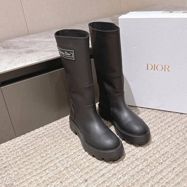 代购级 Dior 迪奥 25Ss 新款秋冬英伦风布洛克厚底马丁靴！ 楦型百搭瘦脚Yyds.造型立体饱满，帅气十足 上脚舒适 一款非常复古风、气场十足单品！ 设计