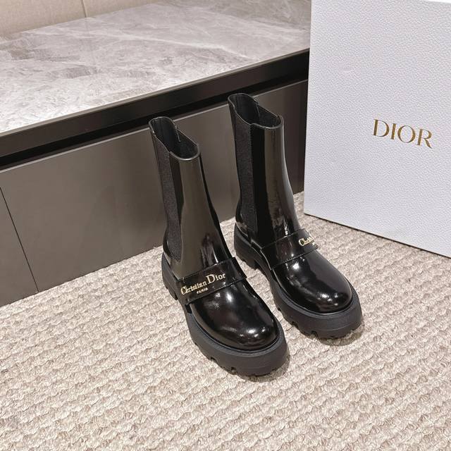 代购级 Dior 迪奥 25Ss 新款秋冬英伦风布洛克厚底马丁靴！ 楦型百搭瘦脚Yyds.造型立体饱满，帅气十足 上脚舒适 一款非常复古风、气场十足单品！ 设计
