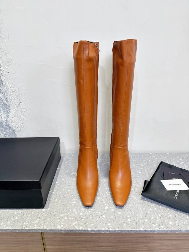 Saint Laurent 圣罗兰 25Ss秋冬新款 侧拉链 高跟 长靴 整个鞋非常的简约大气～ 小方头更加的精致时髦 可以看到我们靴子侧面是按照人体腿型设计出