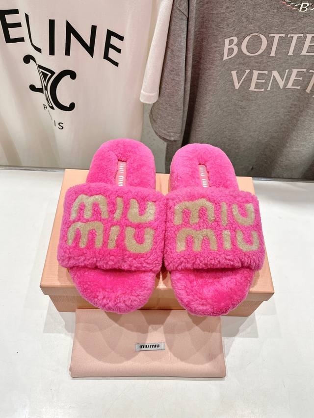 高版本出厂 Miumiu 缪缪25Ss走秀新款 明星同款平底居家毛毛拖鞋，出现在各大时装杂志封面，闭眼入都是不会后悔 上脚非常舒服超舒适 Zp订制面料 鞋面：进