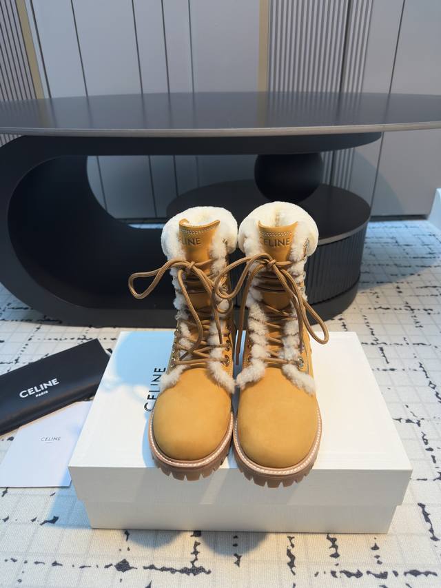 Celine 思琳 男女款 厚短靴 登山靴 最近走秀款明星时尚博主同款 今年秋冬主推系列 简约大气百搭 冬天穿搭非常好看！！反毛口设计！ 鞋面：采用原版定制反绒