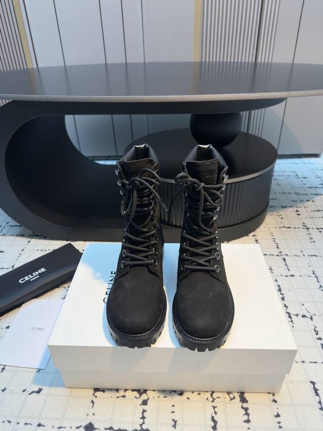 Celine 思琳 男女款 厚短靴 登山靴 最近走秀款明星时尚博主同款 今年秋冬主推系列 简约大气百搭 冬天穿搭非常好看！！反毛口设计！ 鞋面：采用原版定制反绒