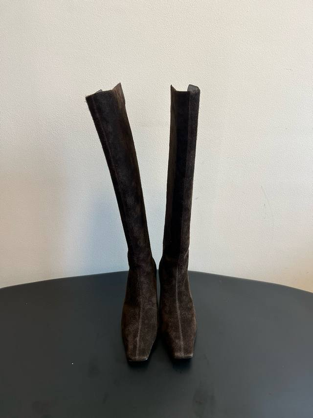 Khaite 25Ss 新款方头长靴 简约百搭款！ Khaite靴是我今年买的最好的一双靴子，穿上立马可见的瘦，对这种脚型好看的靴子无法自拔~脚踝的褶皱越看越时