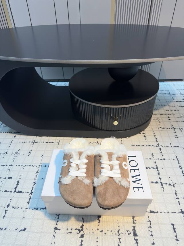 Loewe X Birkenstock 罗意威X勃肯鞋毛毛鞋 博肯皮革绒面双扣时尚休闲平底鞋 牛皮绒面革质地柔软搭配可调节鞋扣提升穿着舒适度⑤ 人体工学设计分散
