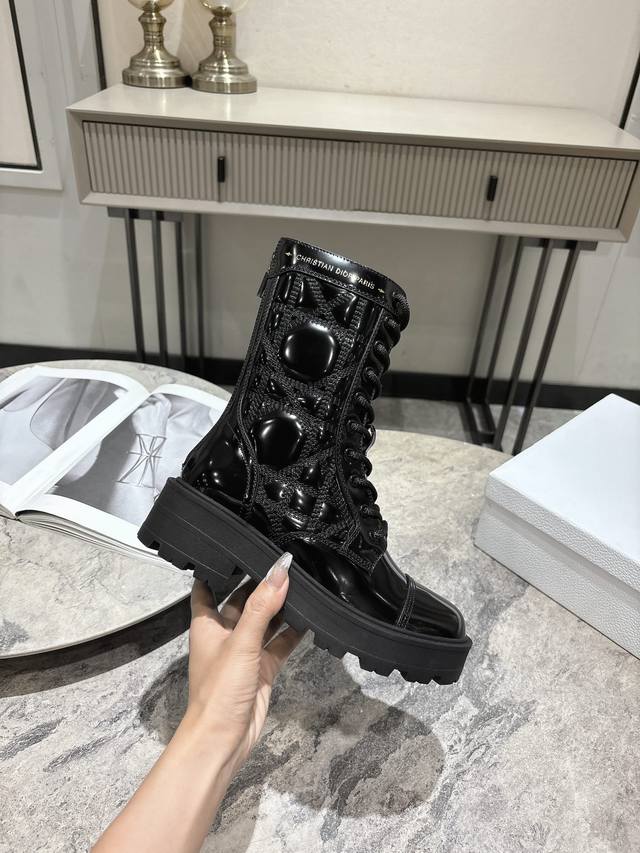 皮里 Dior迪奥秋冬走秀款菱格工装中筒靴、超多明星网红种草、鞋面采用原版牛皮，原版定制靴筒，材质内里垫脚牛皮、用无可比拟的精湛工艺制作完成 原版开模Tpu大底