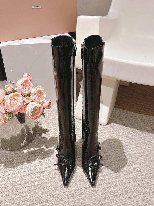 出厂 Miumiu 缪缪 25Ss秋冬新款细跟小方头侧拉链高跟长靴 鞋面：采用原版混种羊皮牛漆皮 内里：羊皮 鞋底：意大利进口真皮大底 跟高：4.5Cm 10C