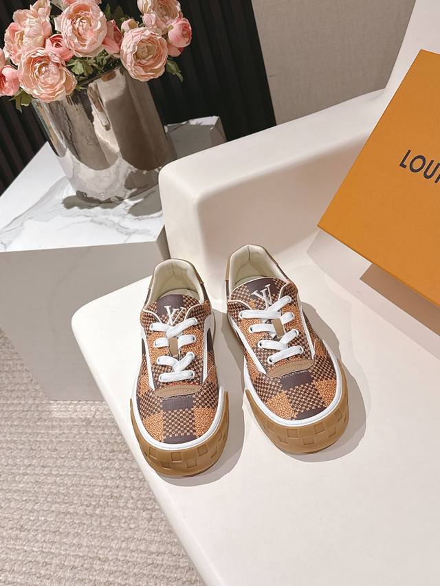 25Ss早秋走秀新款Louis Vuiteeon Lv Tilted系列 厚底休闲运动鞋 26春夏男士走秀款Tilted 运动鞋 大放异彩 采用经典棋盘格纹理鞋