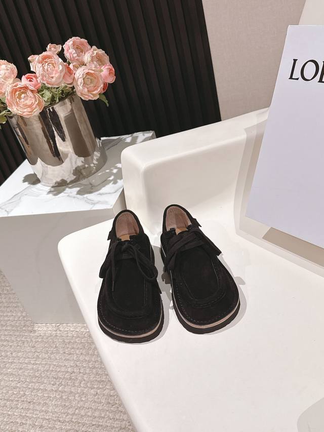 出厂价Pp，女款 男款 Loewe 25Fw New Arrival～ 罗意威2025早春新款情侣款运动鞋 Loewe这款运动鞋超火超可爱哦！ 鞋面采用牛皮+布