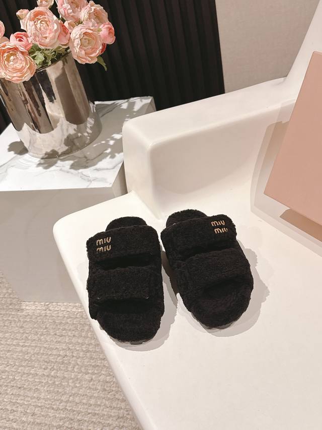 出厂： 独家顶级版本 缪缪Miumiu2025Vs新款毛拖系列 百搭时髦单品！不管居家还是外穿都是品味的象征性！ 秋冬搭配袜子 那更是太绝太绝了 面料：定制原版