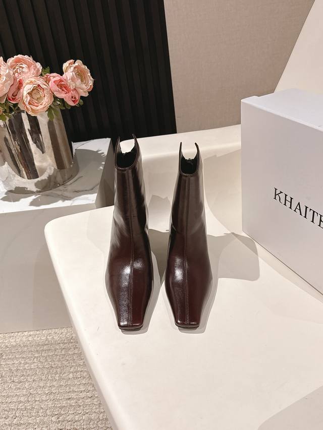 Khaite 2025秋冬新款绝美神靴又A又飒不一定斩男，但一定斩女鞋型纤细又时髦，微微的堆积感超显腿细女神的百搭瘦腿靴，轻松穿出时尚大长腿原版1:1订制优质羊