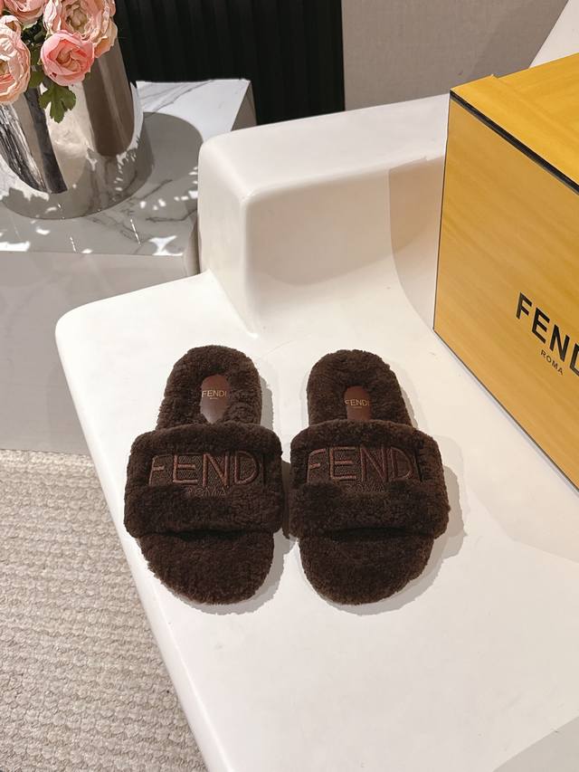 Fendi芬迪秋冬新款Logo刺绣羊毛拖鞋 毛茸茸的超可爱 上脚舒适时尚 鞋面垫脚全羊毛 原版橡胶底 码数：女35-39 40定做