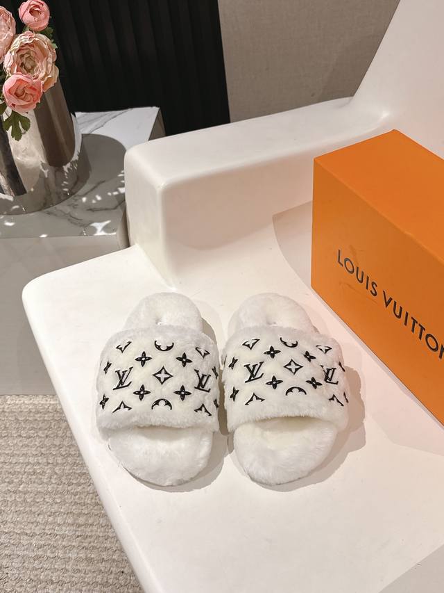 出厂价Pp： Louis Vuitton 2025 新款羊毛拖鞋细柔软羊毛 頂级品质纯皮毛一体直毛打造！超温暖的感觉，穿上仿佛踩在云朵上Lv经典老花装饰，精致高