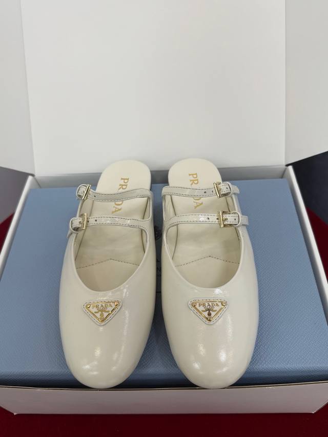 顶级品质 Prada Ss25 New Arrival～ P家25春夏系列玛丽珍半拖新品 时髦的小圆头，轻松Get时髦气息～ 形体秀气 可爰俏皮上脚好看又减龄！