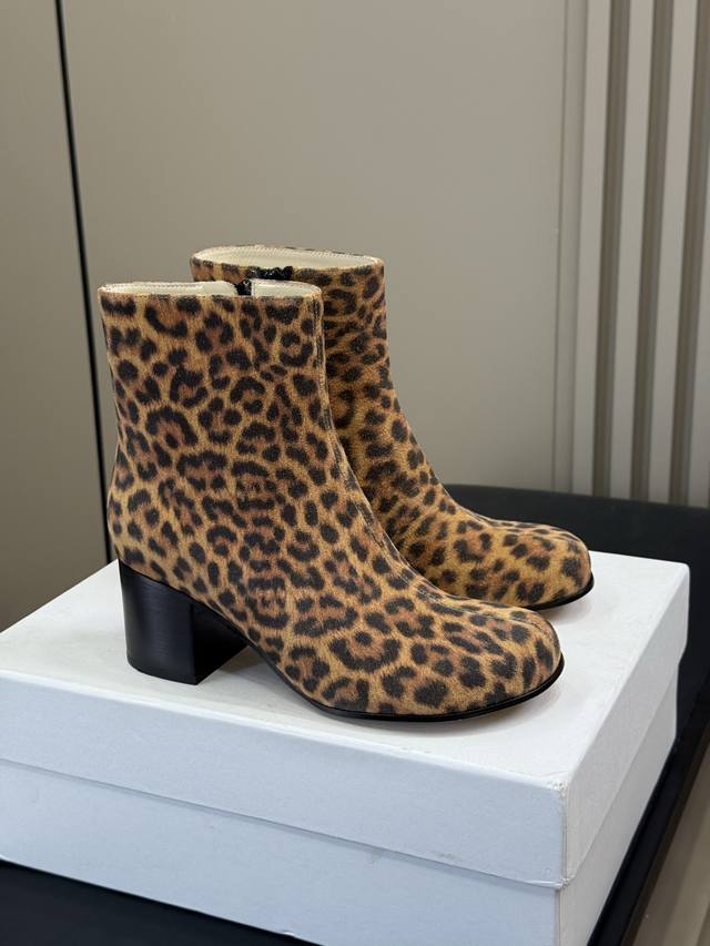 顶级品质 Loewe Fw25 New Arrival～ 罗意威25款圆头短靴！粗跟配圆头 保证了穿着的舒适度，还书写了读书罗意威气质的设计感！ 小牛皮材质，豹