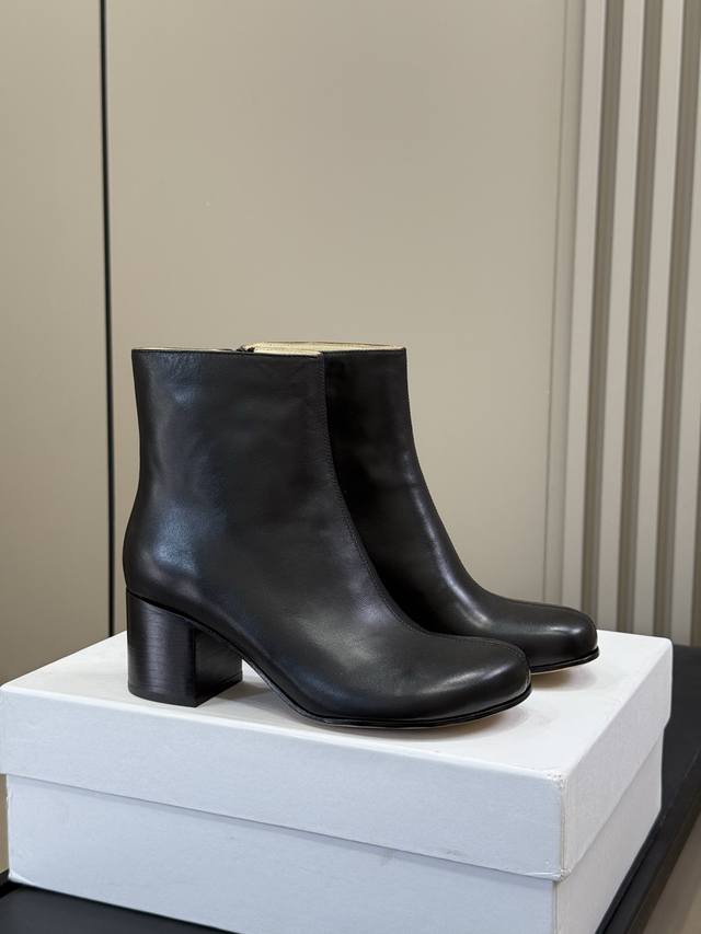 顶级品质 Loewe Fw25 New Arrival～ 罗意威25款圆头短靴！粗跟配圆头 保证了穿着的舒适度，还书写了读书罗意威气质的设计感！ 小牛皮材质，豹