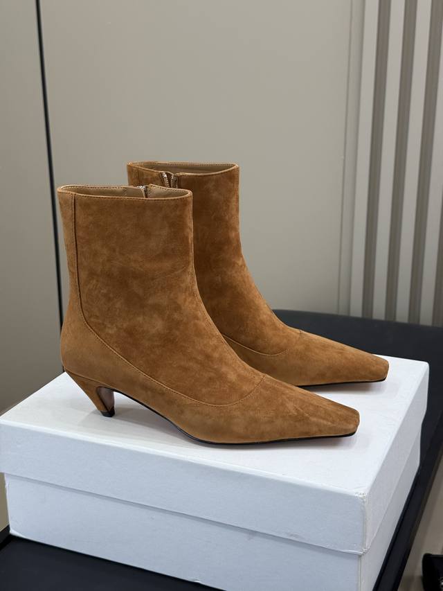 顶级品质 Stellamccartney 短靴新品 小酒杯跟搭配小方头，小调性在线啊 小猫跟的高度，很好穿很好搭！ 亮面牛皮 和反绒羊皮两种材质！ Size 3