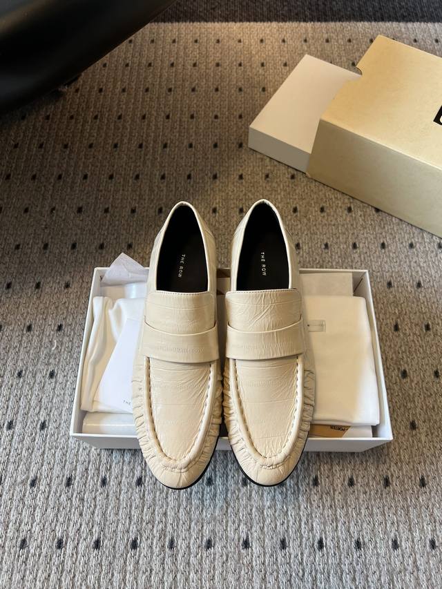 莞产 The Row褶皱圆头乐福鞋 脚感真的是史上我穿过最最舒服的款式太柔软啦！磨脚星人一定要收了它 有一丢高级又简约的感觉其实除了好看以外它的舒适度真的是好穿