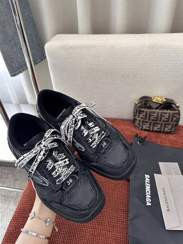 代购版本 男+10 * ②⑤Ss新款Hamptons Worn-Out 复古做旧运动鞋｜原版购入代购级别 -黑色 牛皮革 做旧效果 鞋面饰以毛边和可见缝线 鞋面