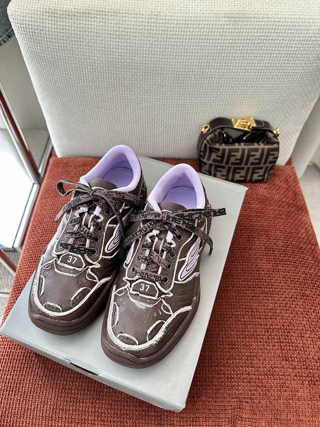 代购版本 男+10 * ②⑤Ss新款Hamptons Worn-Out 复古做旧运动鞋｜原版购入代购级别 -棕色 牛皮革 做旧效果 鞋面饰以毛边和可见缝线 鞋面