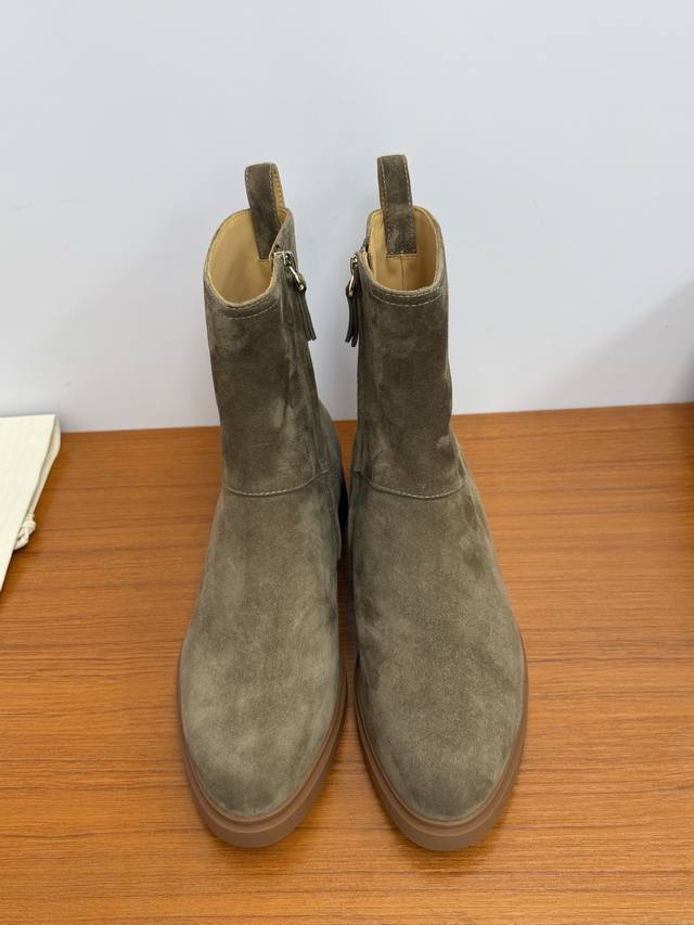 顶级品质 Loro Piana Ss25 New Arrival～ Lp.诺悠雅秋冬新品女士短靴 这款小牛皮材质裸靴，皮质质感柔软舒适，侧拉链设计！尾部皮圈+品
