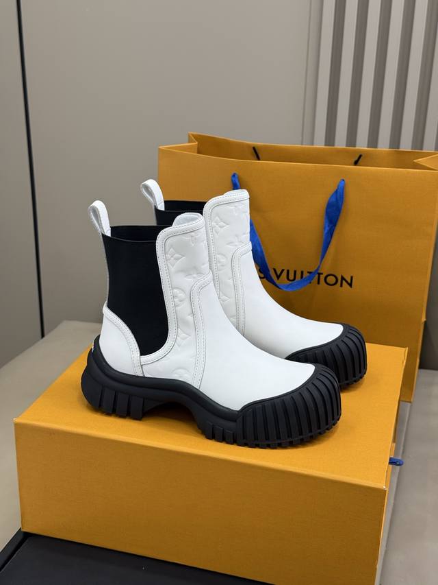 顶级品质 Lv 经典贝壳头短靴 25新配色 鞋型酷酷的样子中带点俏皮可爱 很好搭配，脚感好！增高效果也不错呀！ 小牛皮材质，内里羊皮 Size 35-41
