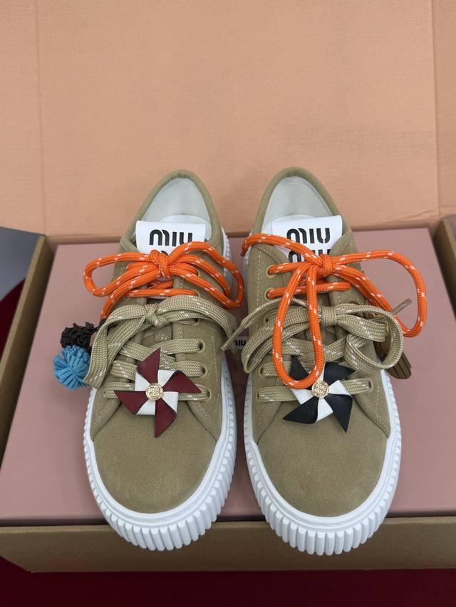 顶级品质 Miumiu Fw25 New Arrival～ 秋冬新品厚底运动鞋 好看+舒适+颜值+增高+轻盈 超轻发泡厚底，增高又显瘦～小个子美女福音 上脚比实