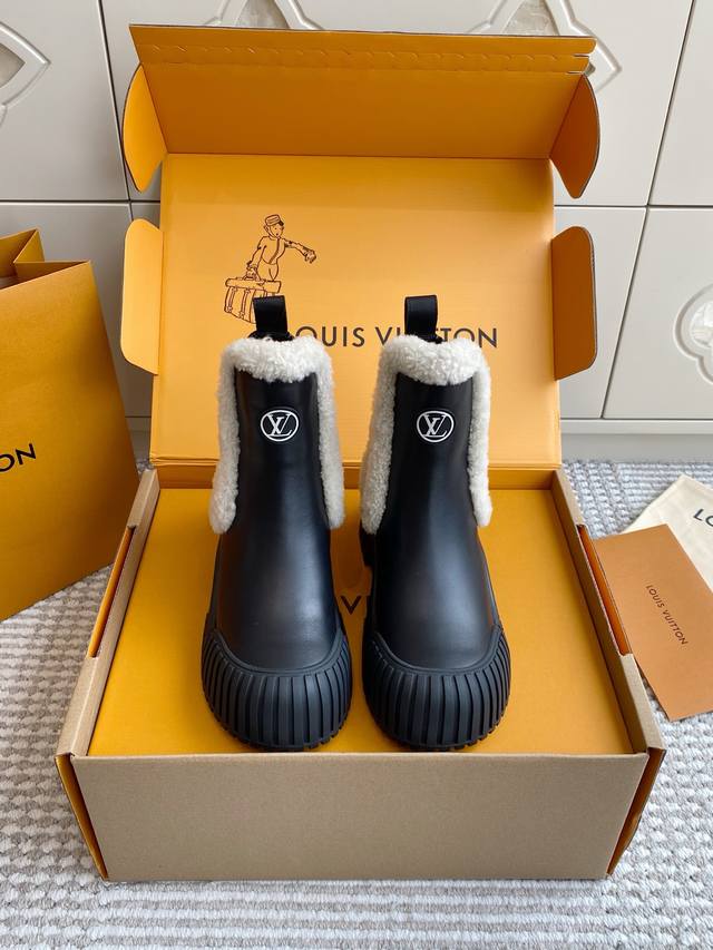 批皮面 羊毛 原版盒 代购级Louis Vuitto* Lv 25Ss Ruby新款厚底老花马丁靴 切尔西短靴 时尚焦点的不二之选。靴身设计独具匠心，线条流畅，