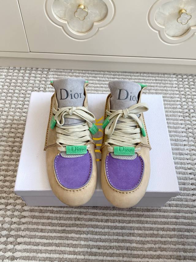 批低帮 高帮 代购级Dior 走秀款 情侣手工面包鞋 休闲运动鞋 迪奥Dior 在Jonathan Anderson执掌下推出新款运动鞋 这款鞋亮相迪奥大秀，却