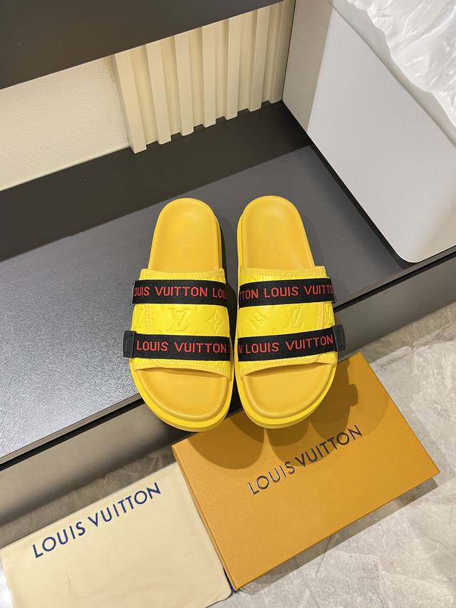 Size：38-44 45定制 Louis V*高端精品 奢品拖鞋，1:1高端品质，休闲阳光宽松舒适型，最高版本高品质精品，经夏季必入哦！