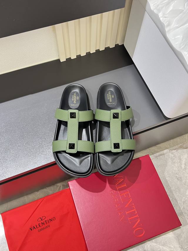 Valentino 华伦天奴 男士 春夏新款 金属Logo平底拖鞋 气质凉拖 同款明星穿搭 原版开模 进口小牛皮。橡胶大底。柔软耐穿 全套专柜包装 Size：3
