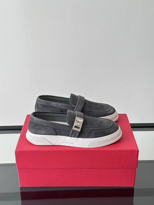 Ferragamo 顶级 码数:38~44 45.46订做不退换 Ferragamo菲拉格慕全新麂皮都市漫步鞋，精准拿捏现代都市生活，打造意式慵懒风格，柔韧的皮