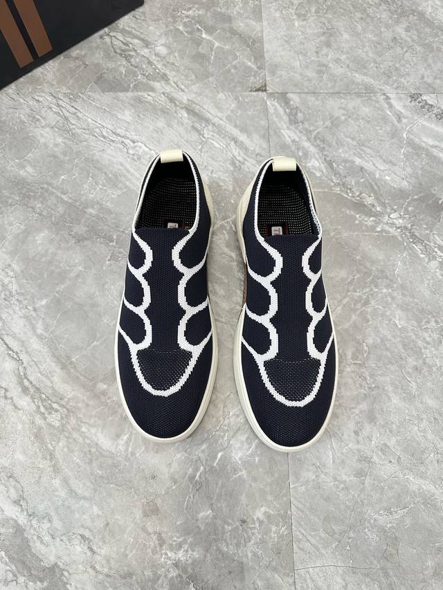 Zegna 杰尼亚 码数：39-44 38.45.46定做 Zegna 杰尼亚运动系列，专柜同步发售原厂配置，意大利进口飞织面料，运动达人必备，透气舒适弹力布里