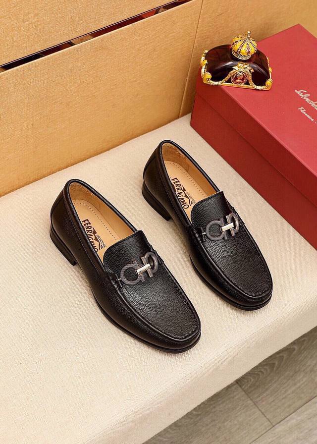 商品商标：Ferragamo 菲拉格慕 休闲皮鞋 正码码数: 38-44 45订制 商品材料：精选 进口头层荔枝纹牛皮鞋面+奢华五金扣，进口水染牛皮内里。强烈立