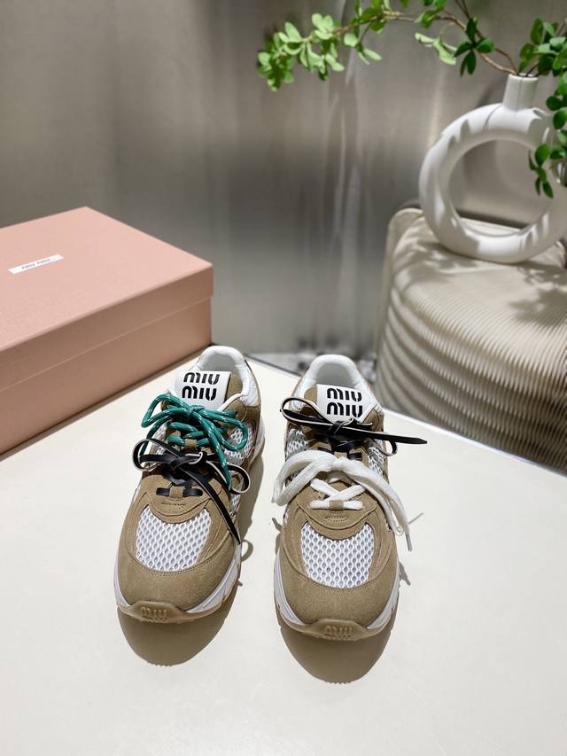 出厂价Pp擦色皮 网面380 2025Miumiu X Nb又有了新的联名球鞋！！ 之前的Miu Miu X New Balance 联名鞋子火的一塌糊涂，这次